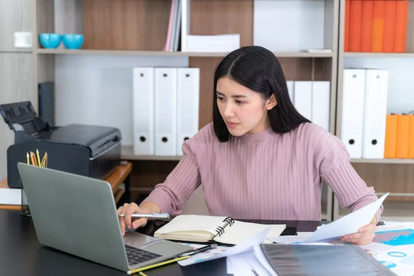 Bộ phận thu mua chuẩn bị danh mục để nhận báo giá văn phòng phẩm