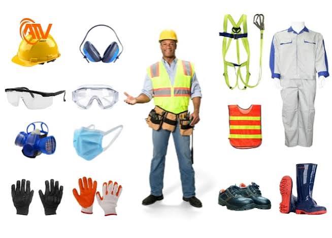 Tổng hợp trang thiết bị bảo hộ lao động bao gồm mũ bảo hộ chụp tai chống ồn kính bảo hộ khẩu trang găng tay dây an toàn giày và ủng bảo hộ