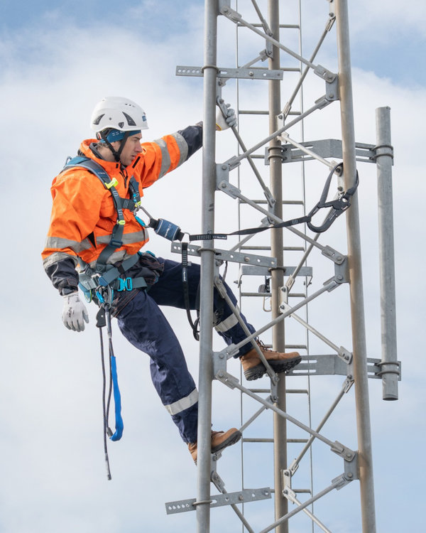Day dai an toan toan than ket hop day treo giam chan cho tho dien