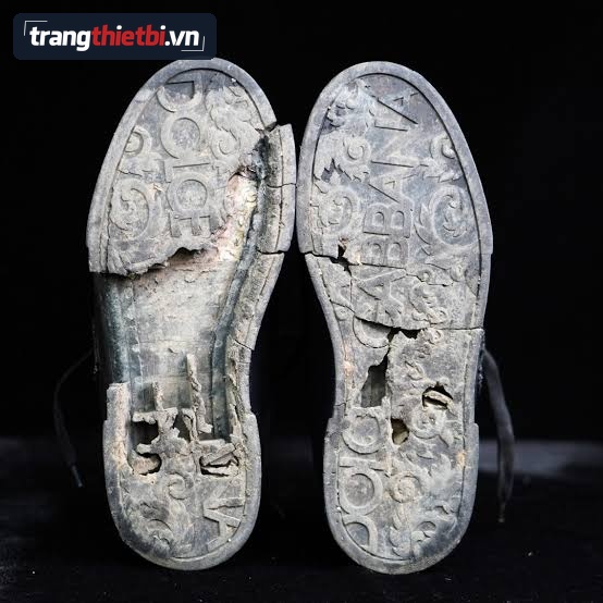 Mặt dưới đế giày bị thủy phân nứt vỡ mủn mục nghiêm trọng cần thay thế lập tức để đảm bảo an toàn