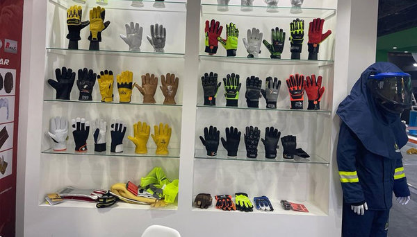 hình ảnh showroom trưng bày găng tay chịu nhiệt tại trangthietbi.vn D&T Safety