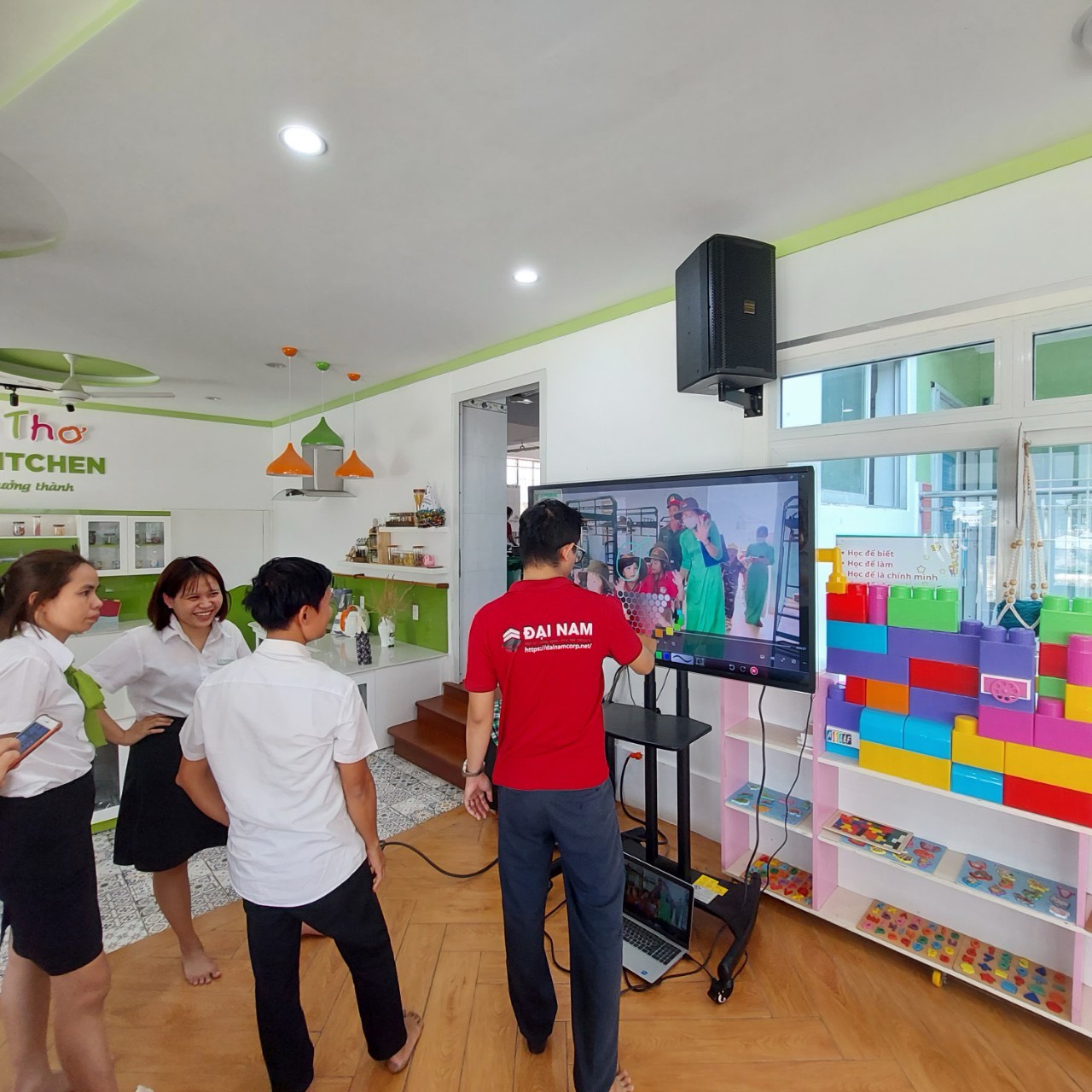 Khung cảm ứng cho tivi cảm ứng GAOKEview tại trường mầm non tư thục