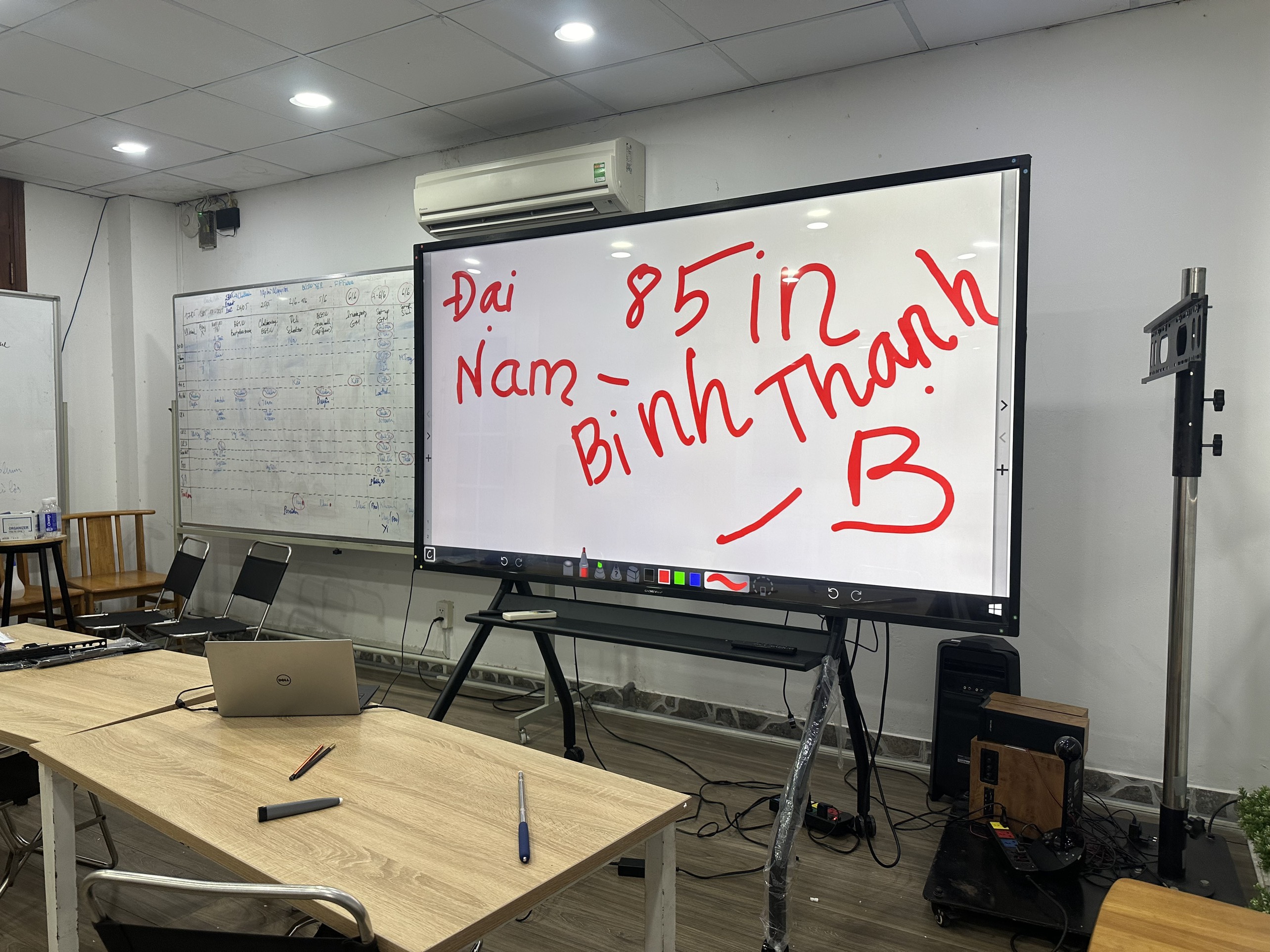 khung tương tác biến tivi thường thành tivi cảm ứng