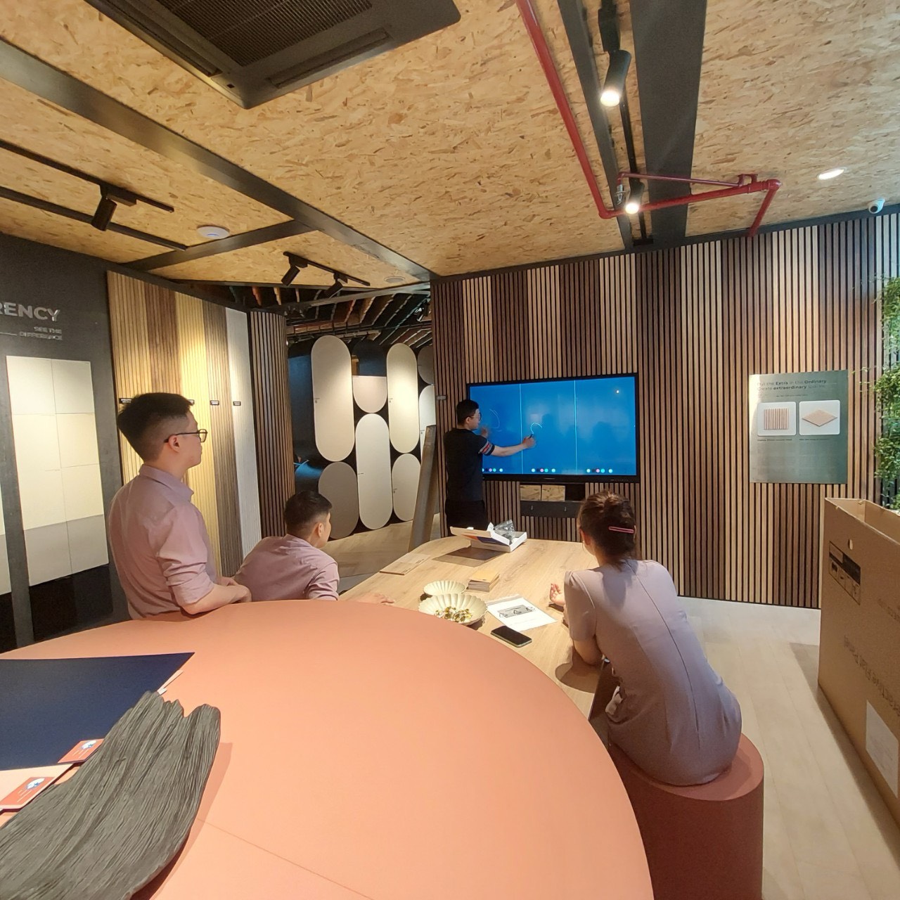 màn hình tương tác tại gỗ An Cường