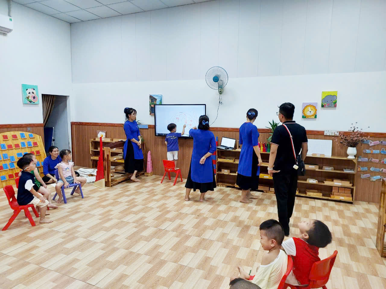 tivi cảm ứng dạy học cho trường mầm non