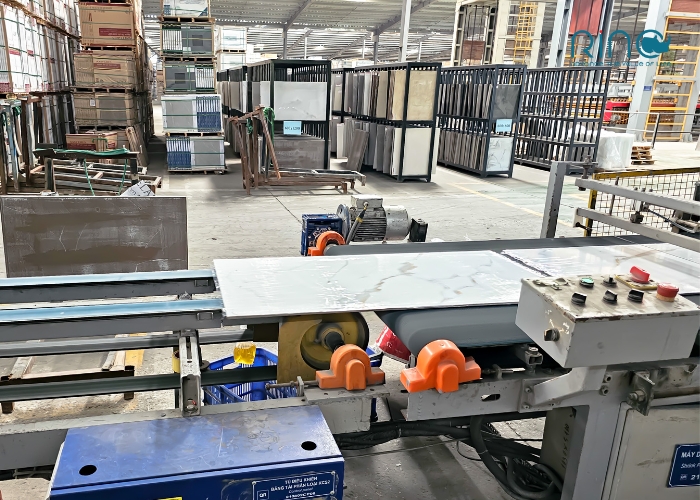 gach-mai-bong-carina-duoc-san-xuat-tren-day-chuyen-cong-nghe-hien-dai-cua-nha-may-a-my.