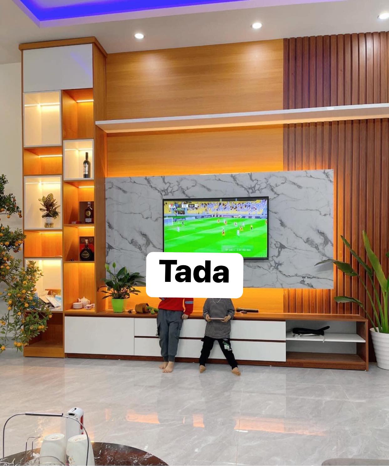 Kệ TV hiện đại kết hợp với mảng tường mang lại một loạt các lựa chọn phong cách, giúp phản ánh sở thích và cá nhân hóa không gian sống của bạn