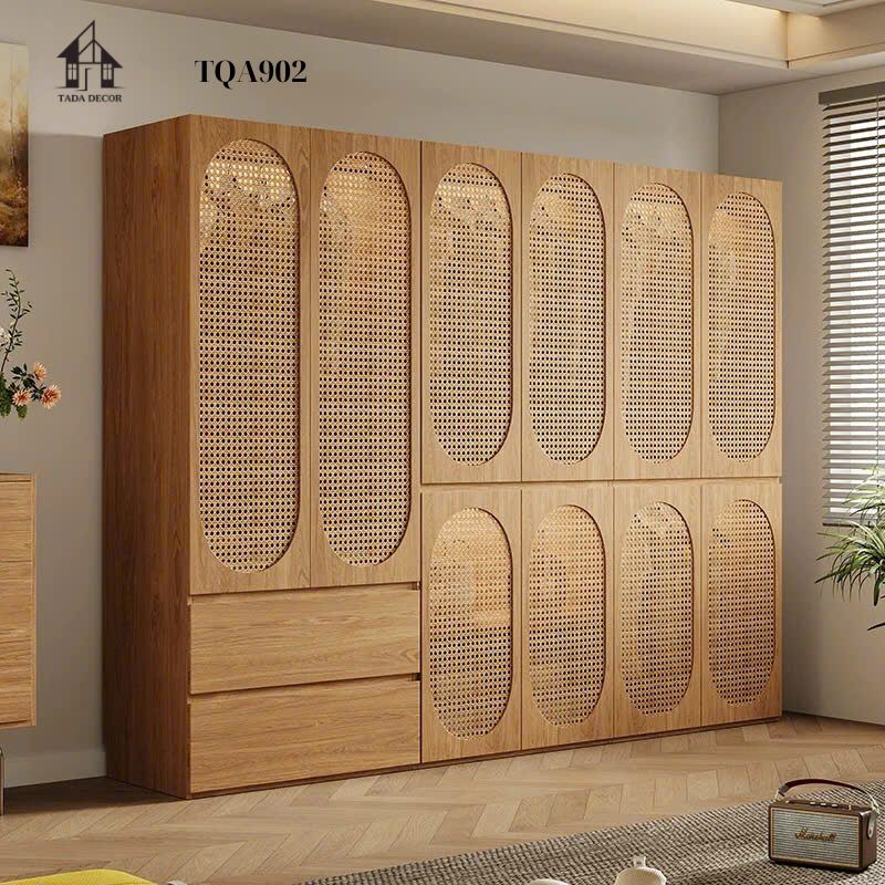 Khoang treo đồ rộng rãi của tủ quần áo TQA902