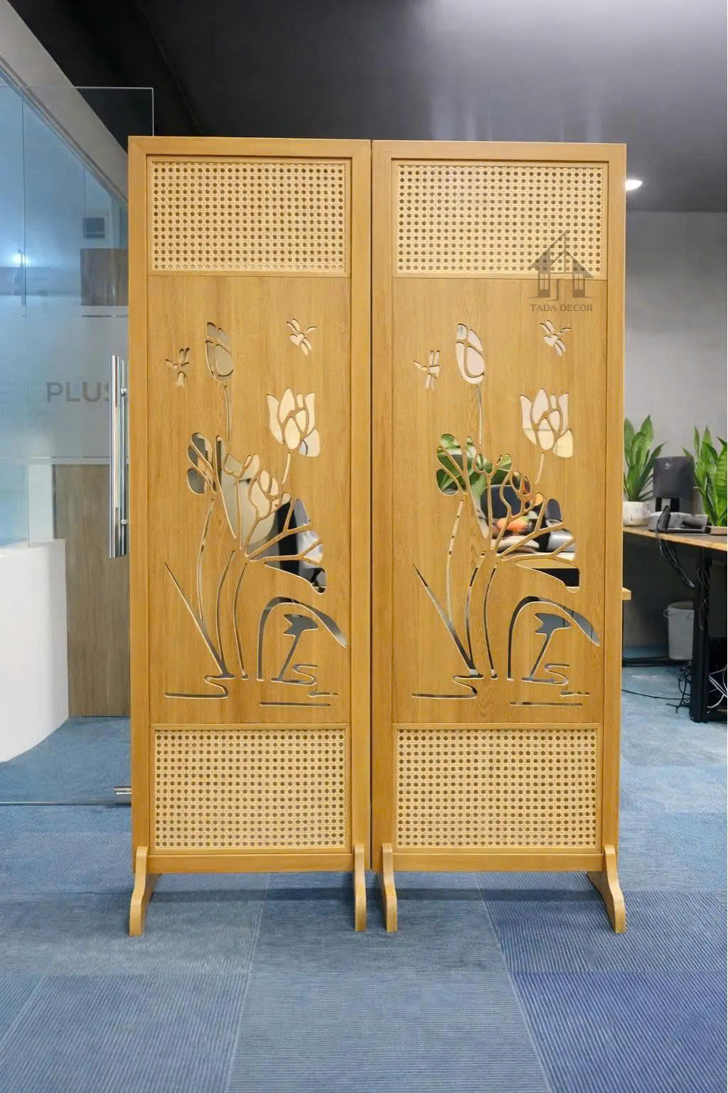 vách ngăn bình phong gỗ hoa sen phối mây hiện đại cho phòng khách