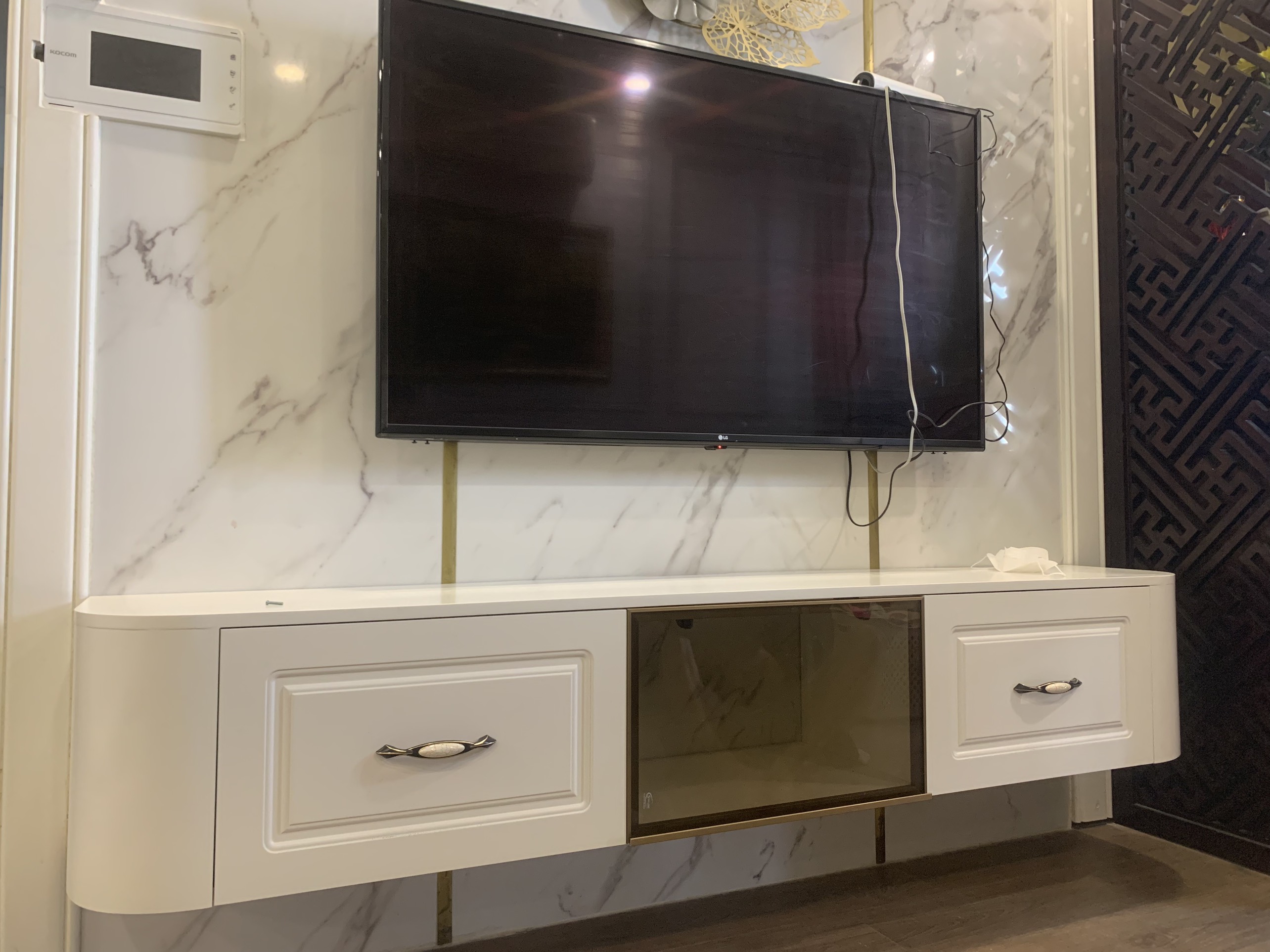 Kệ tivi cánh sơn pano tạo nên sự sang trọng cho phòng khách nhà bạn