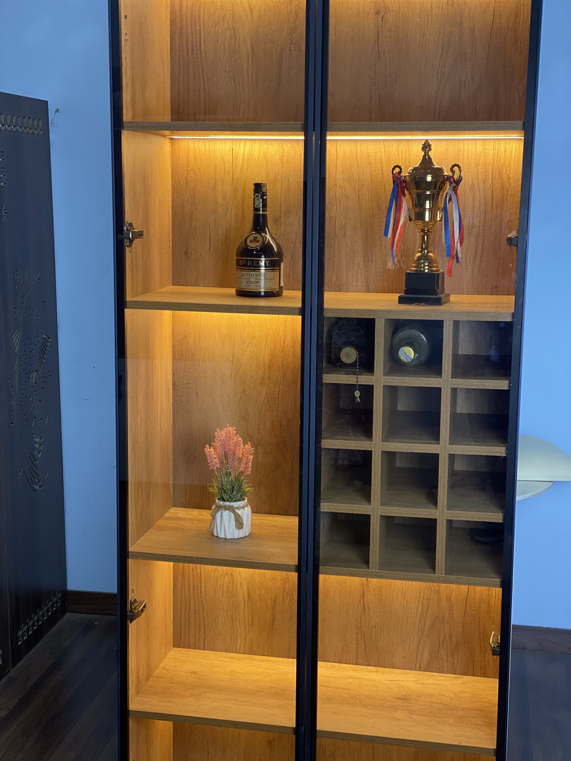 Nội Thất TADA là địa chỉ phân phối uy tín mà quý khách hàng có thể cân nhắc khi chọn mua tủ rượu