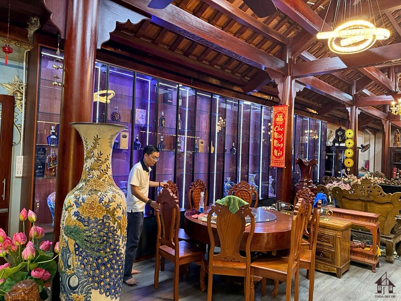 Mẫu tủ rượu đẹp bằng gỗ MDF kết hợp kệ tivi trong không gian phòng khách sang trọng