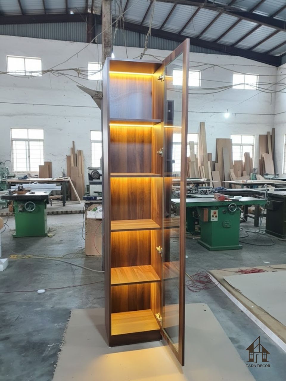 Tủ đựng rượu gỗ cánh kính hiện đại, kích thước tủ rượu gọn phù hợp phòng khách