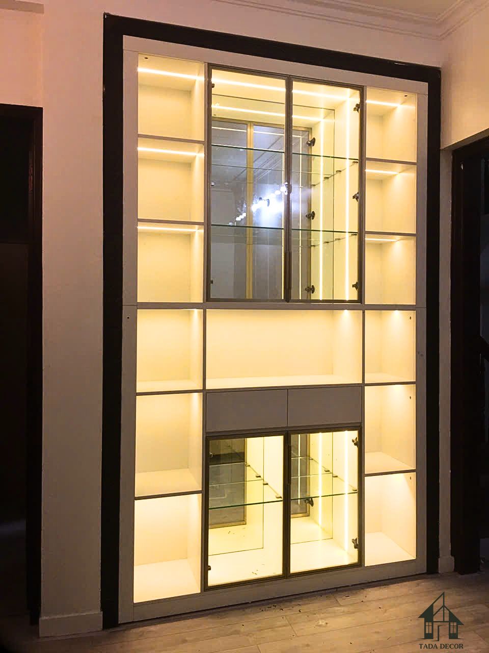 Tủ kính đựng rượu kết hợp trưng bày đồ trong phòng khách