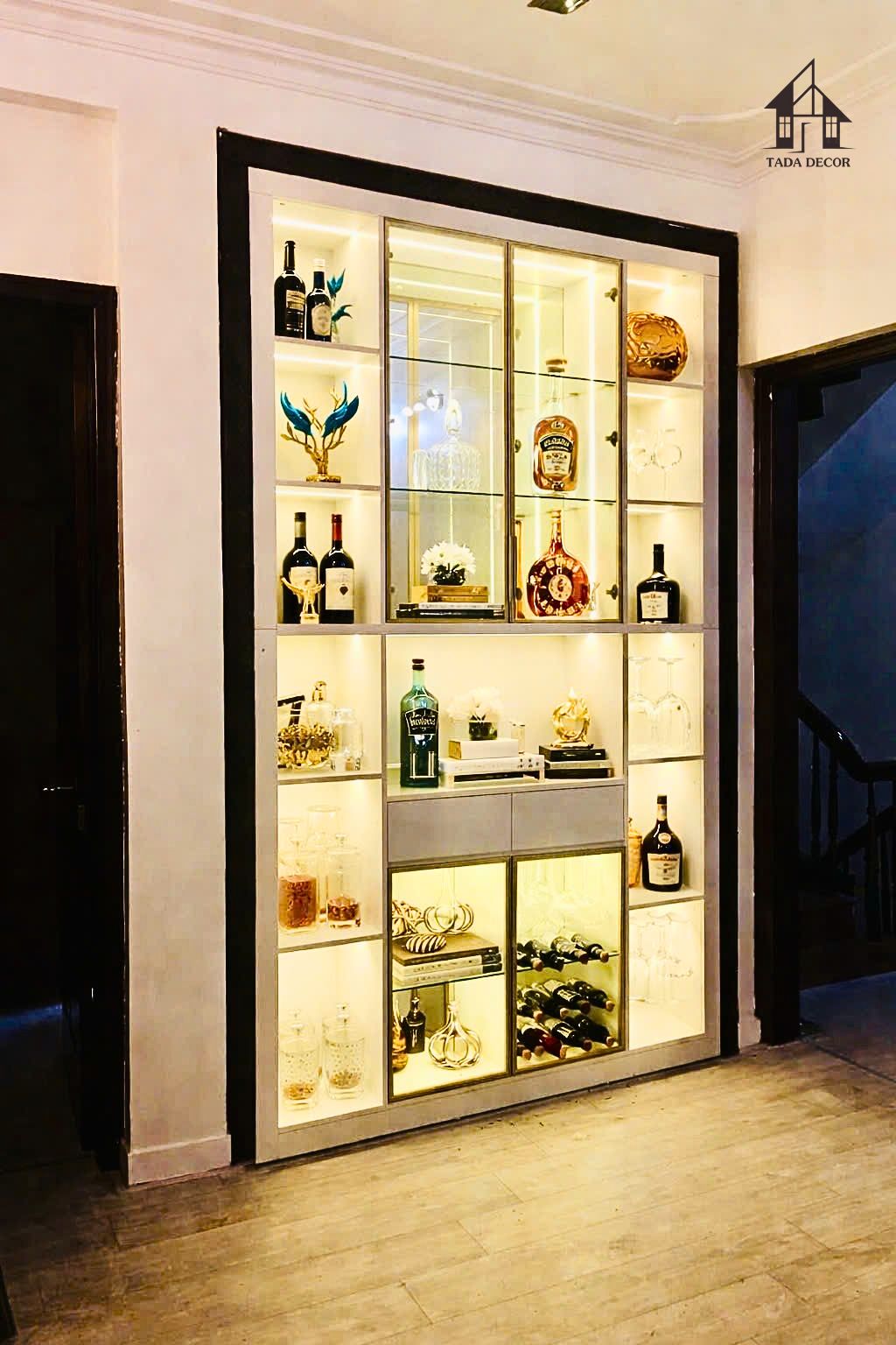 Tủ đựng rượu vang cánh kính sang trọng hoàn thiện cho khách