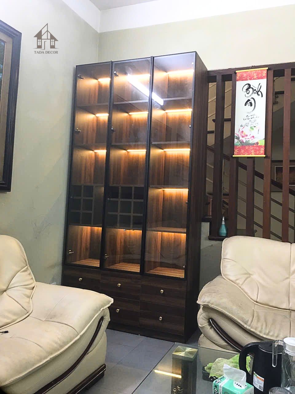 Công trình thực tế tủ rượu cánh kính có đèn LED phòng khách