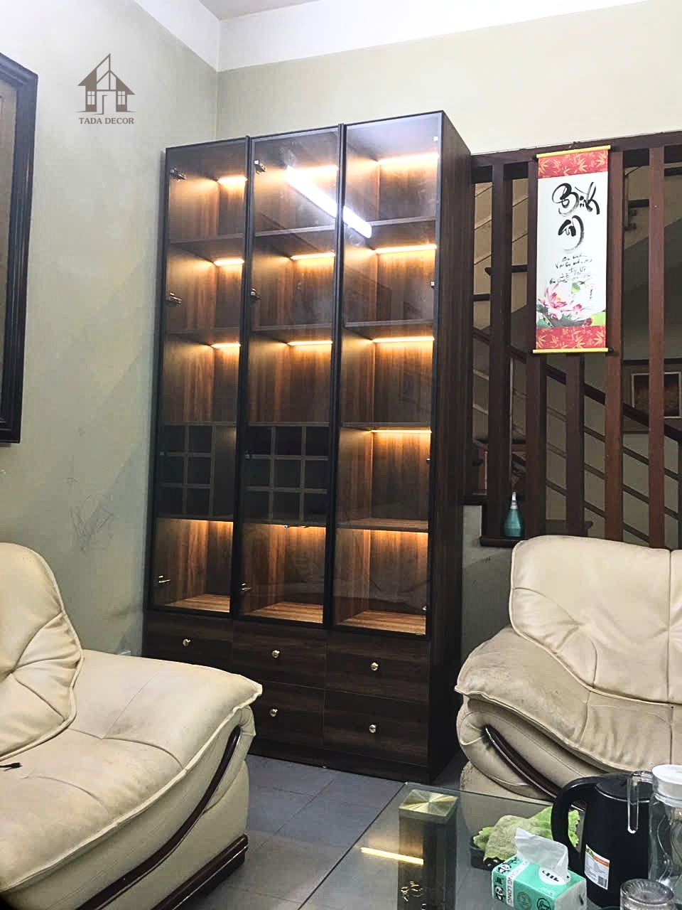 Tủ rượu hiện đại cánh kính khung tối màu sang trọng
