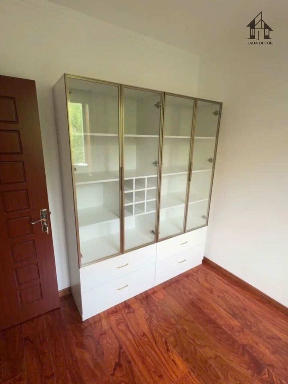 Tủ rượu gỗ hiện đại thi công thực tế cho khách hàng