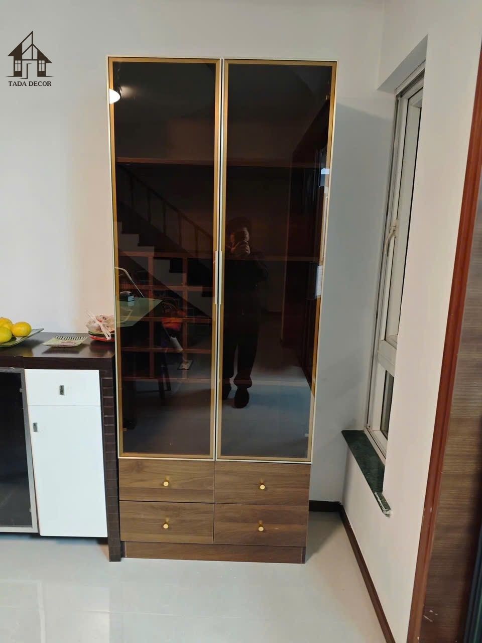 Tủ rượu cánh kính khung kim loại kết hợp đèn LED sang trọng