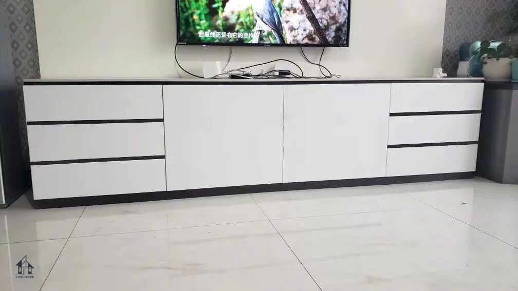 kệ ti vi để sàn hiện đại màu trắng lắp đặt thực tế cho phòng khách