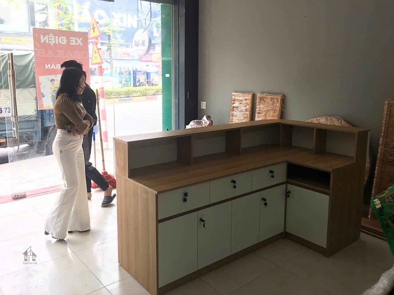 Quầy bar gỗ công nghiệp cao cấp hoàn thiện thực tế cho khách