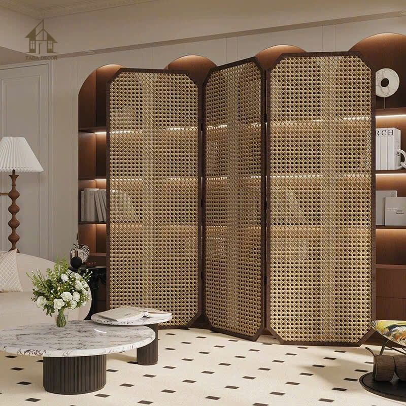 Vách mây mắt cáo phối gỗ xen mây VBP649 sang trọng trong phòng khách