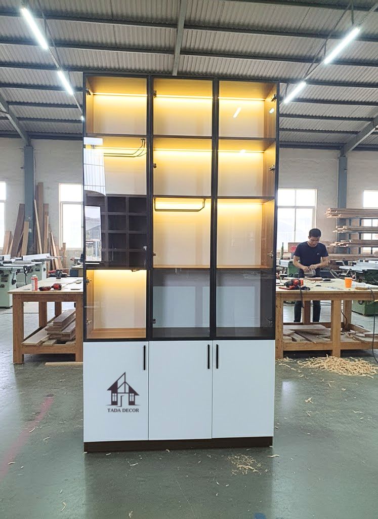 Tủ rượu cánh kính trưng bày rượu đẹp, bố trí ngăn kệ tiện dụng