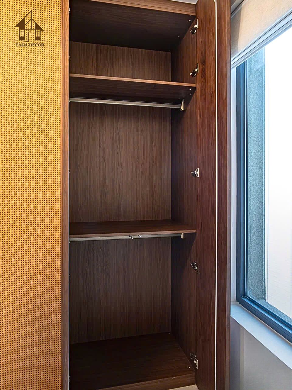 Không gian phòng ngủ sau khi lắp đặt tủ quần áo gỗ MDF cánh mây