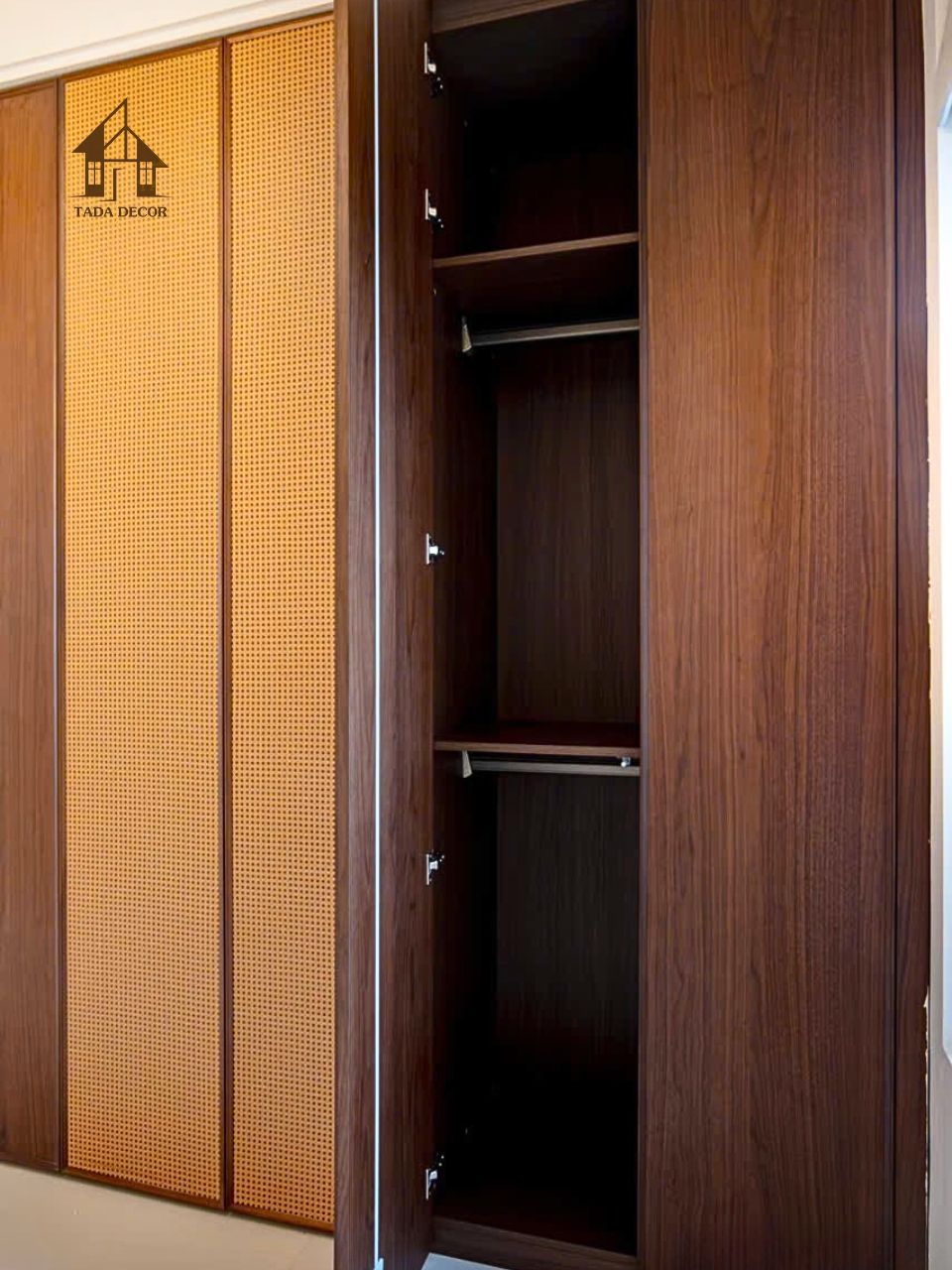 Hộc trang trí bo cong của tủ quần áo gỗ MDF phối cánh mây