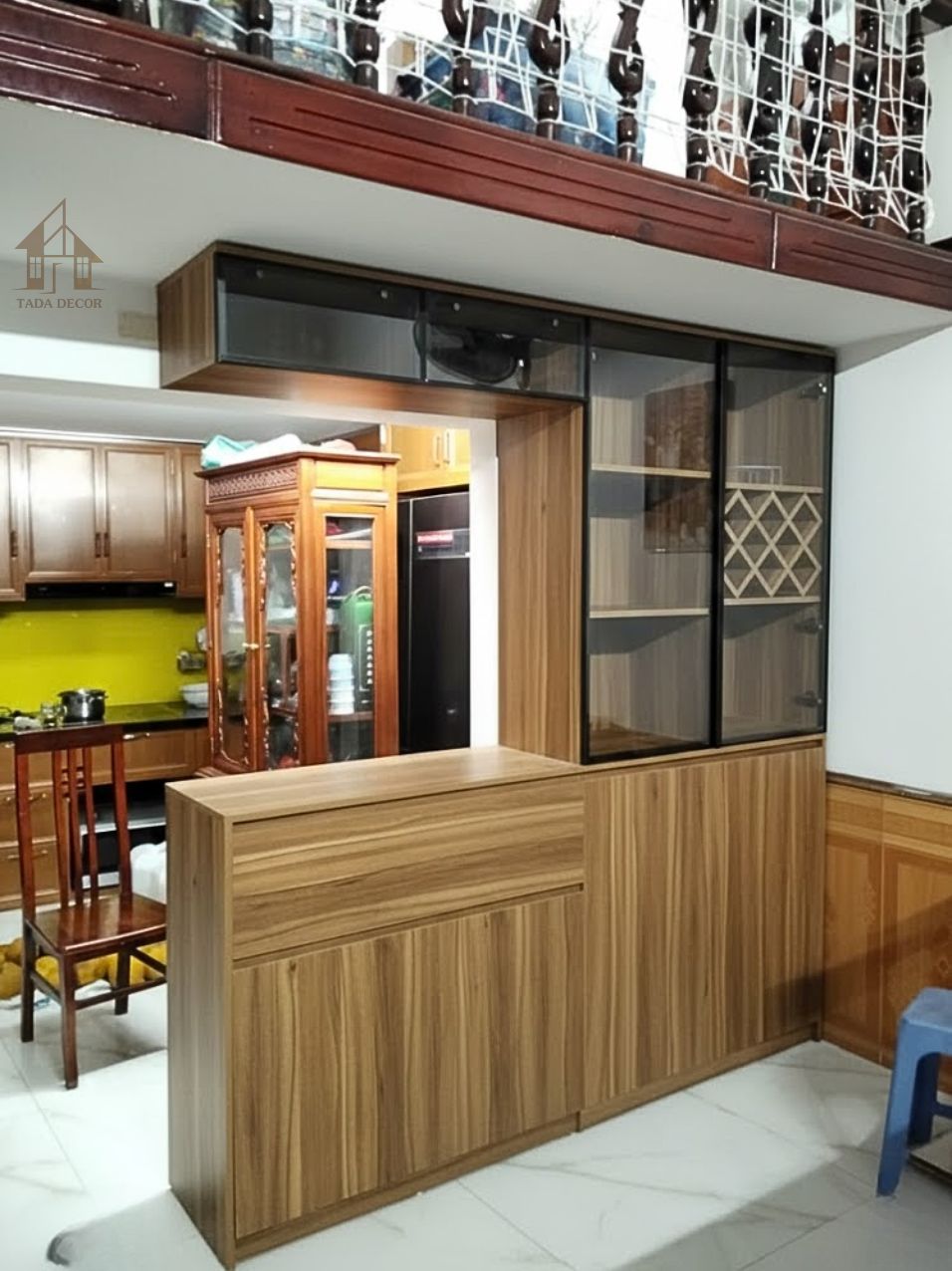 chi tiết khoang trưng bày tủ đựng rượu gỗ có đèn led ánh vàng sang trọng