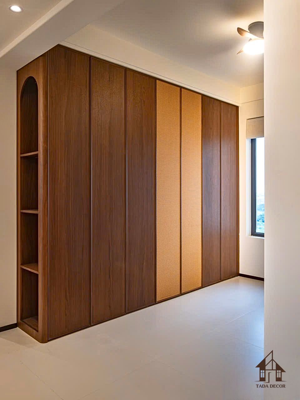 Tủ quần áo gỗ MDF phối cánh mây kịch trần trong công trình thực tế