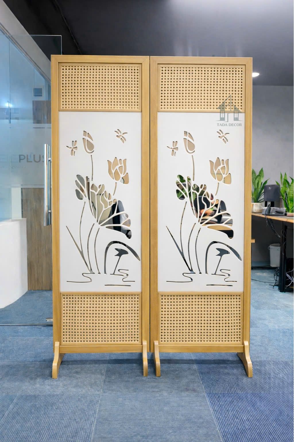 vách ngăn bình phong cánh gỗ phối mây CNC hoa sen gỗ MDF