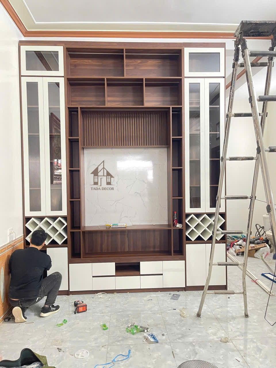 Combo phòng khách mẫu tủ rượu đẹp hiện đại thiết kế đồng bộ kệ tivi và tủ trưng bày trong phòng khách nhà phố