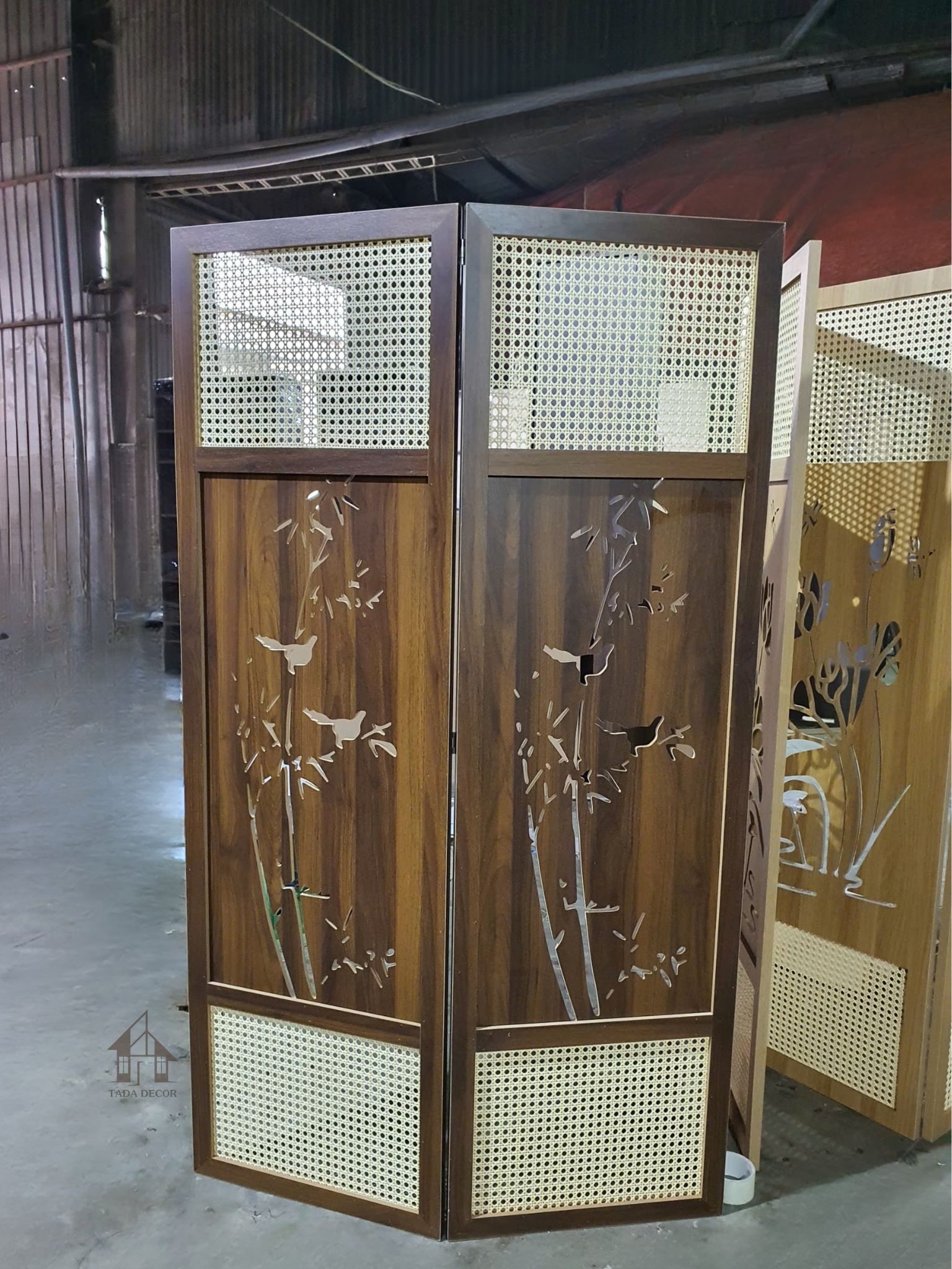 Vách ngăn bình phong gỗ đẹp thi công thực tế thiết kế hiện đại