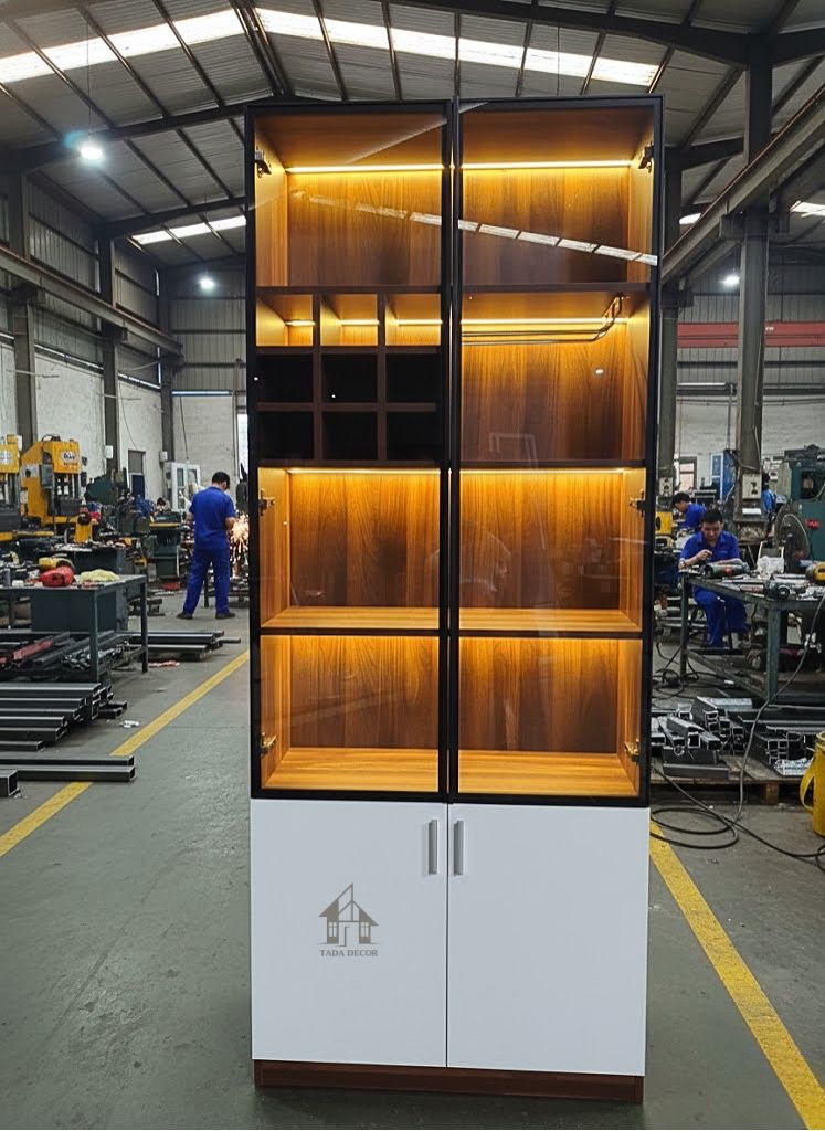 Mẫu tủ rượu đẹp hiện đại bằng gỗ kết hợp cánh kính, thiết kế theo không gian phòng khách thực tế