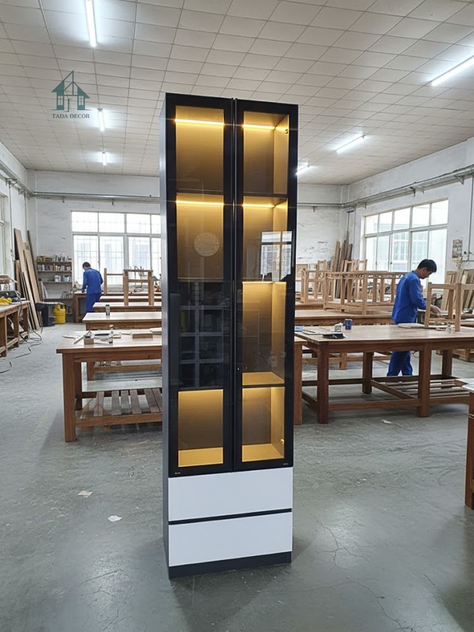 Tủ rượu gỗ cánh kính hiện đại hoàn thiện thực tế tại xưởng sản xuất