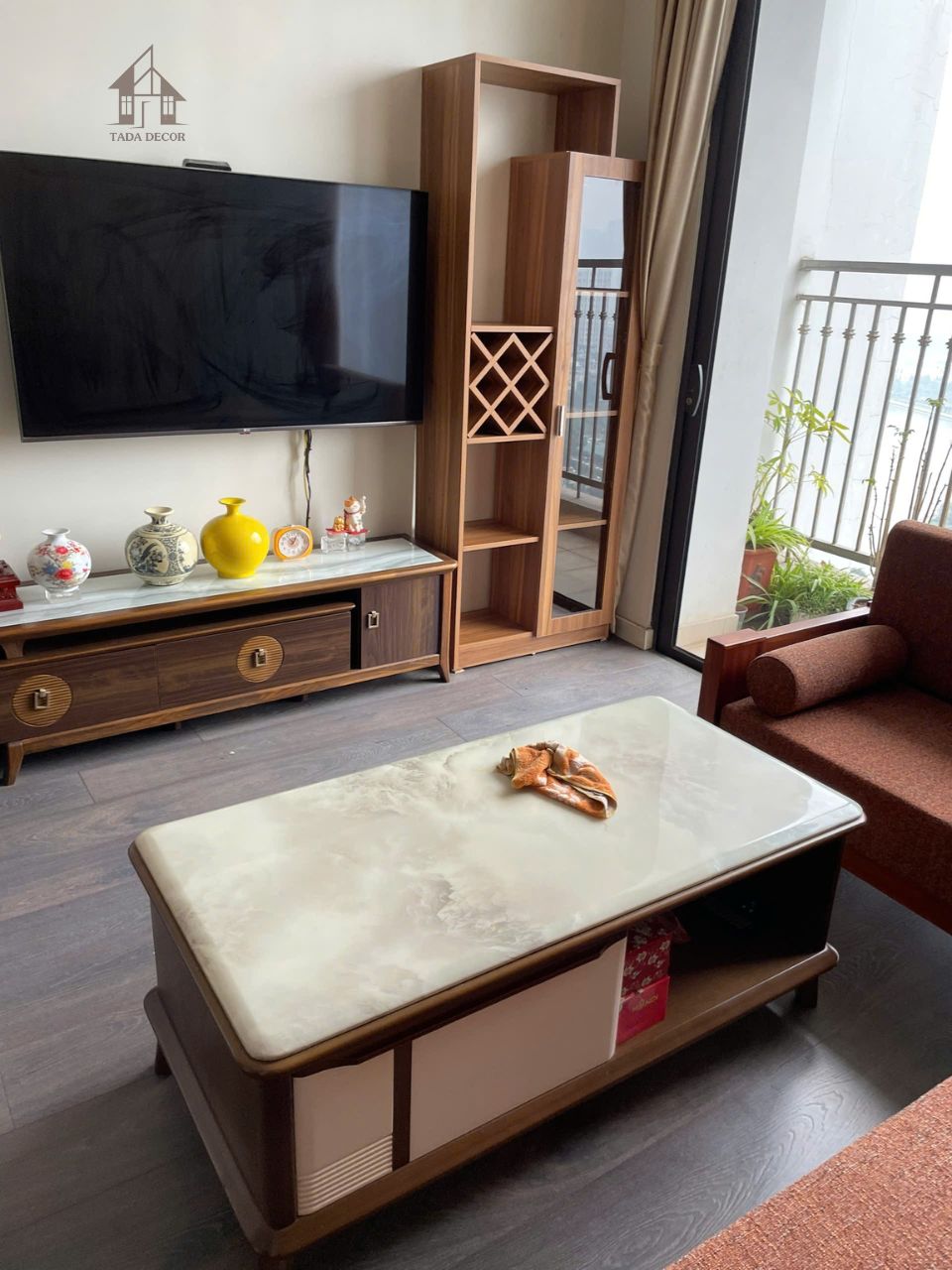 Mẫu tủ rượu đẹp hiện đại bằng gỗ đặt cạnh kệ tivi, thiết kế cánh kính sang trọng, phù hợp không gian phòng khách chung cư