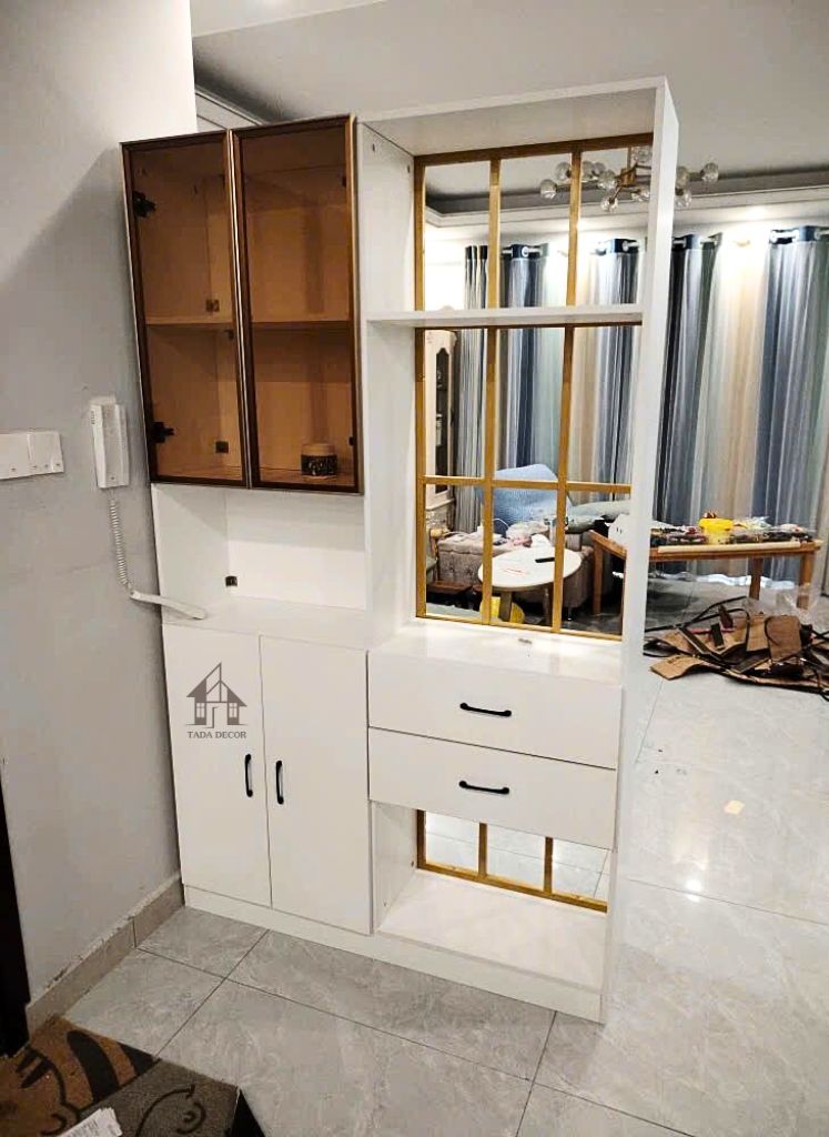 Mẫu tủ để đồ đa năng kết hợp cánh kính và ngăn kéo tiện lợi