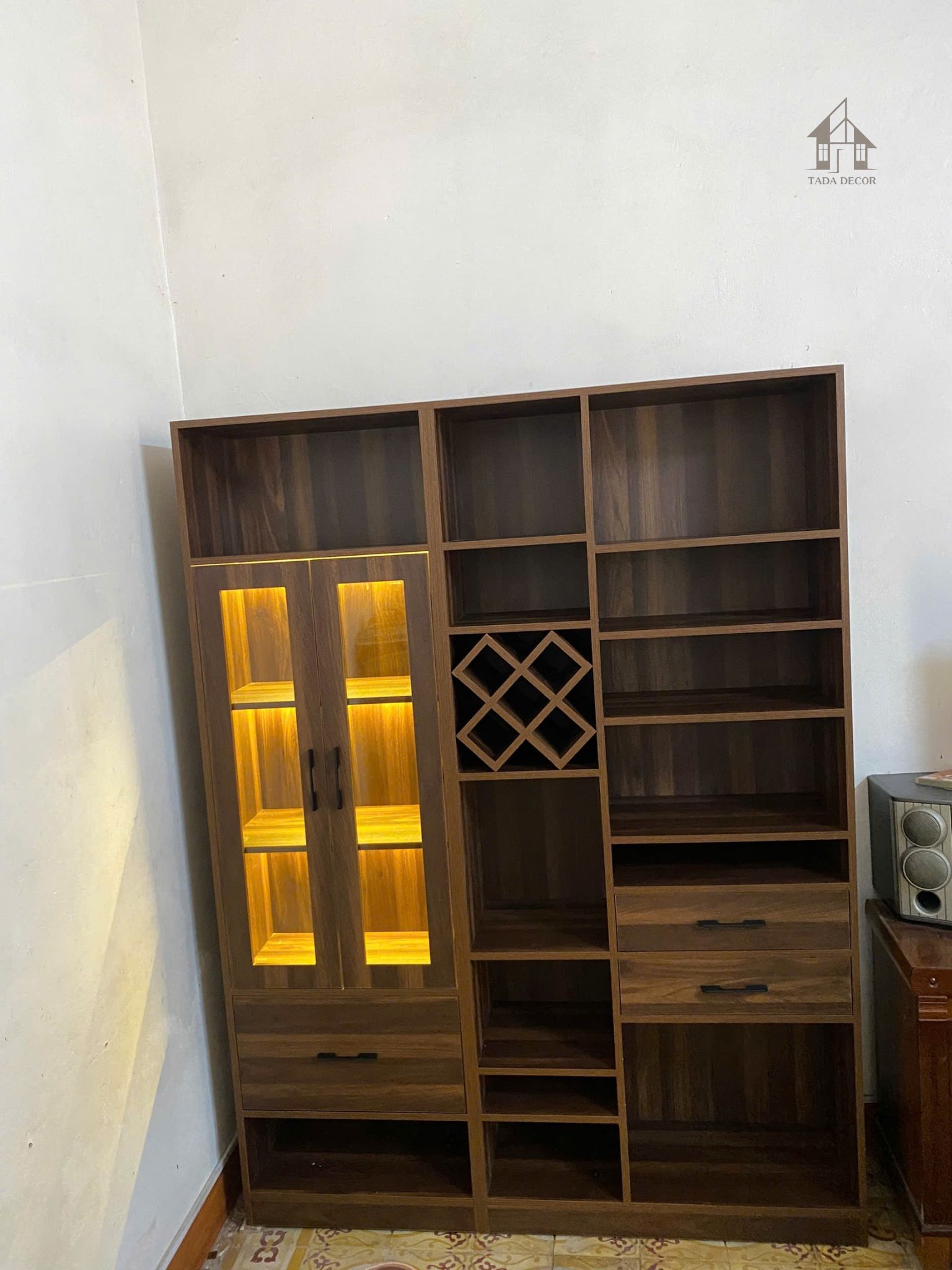 Tủ để đồ đa năng bằng gỗ thiết kế kín kết hợp vách trang trí thi công thực tế cho phòng khách