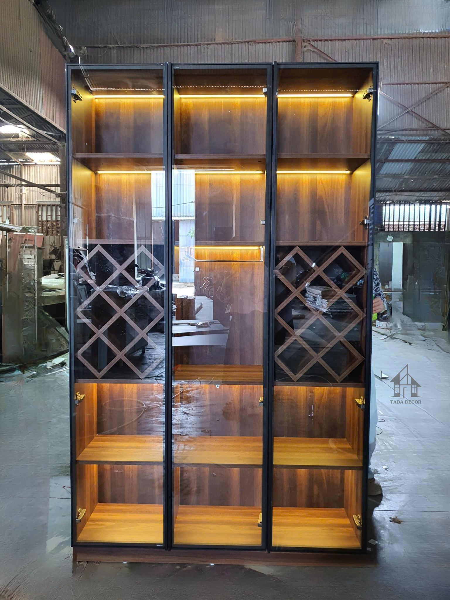 Mẫu tủ rượu đẹp hiện đại cánh kính khung nhôm gỗ cao kịch trần