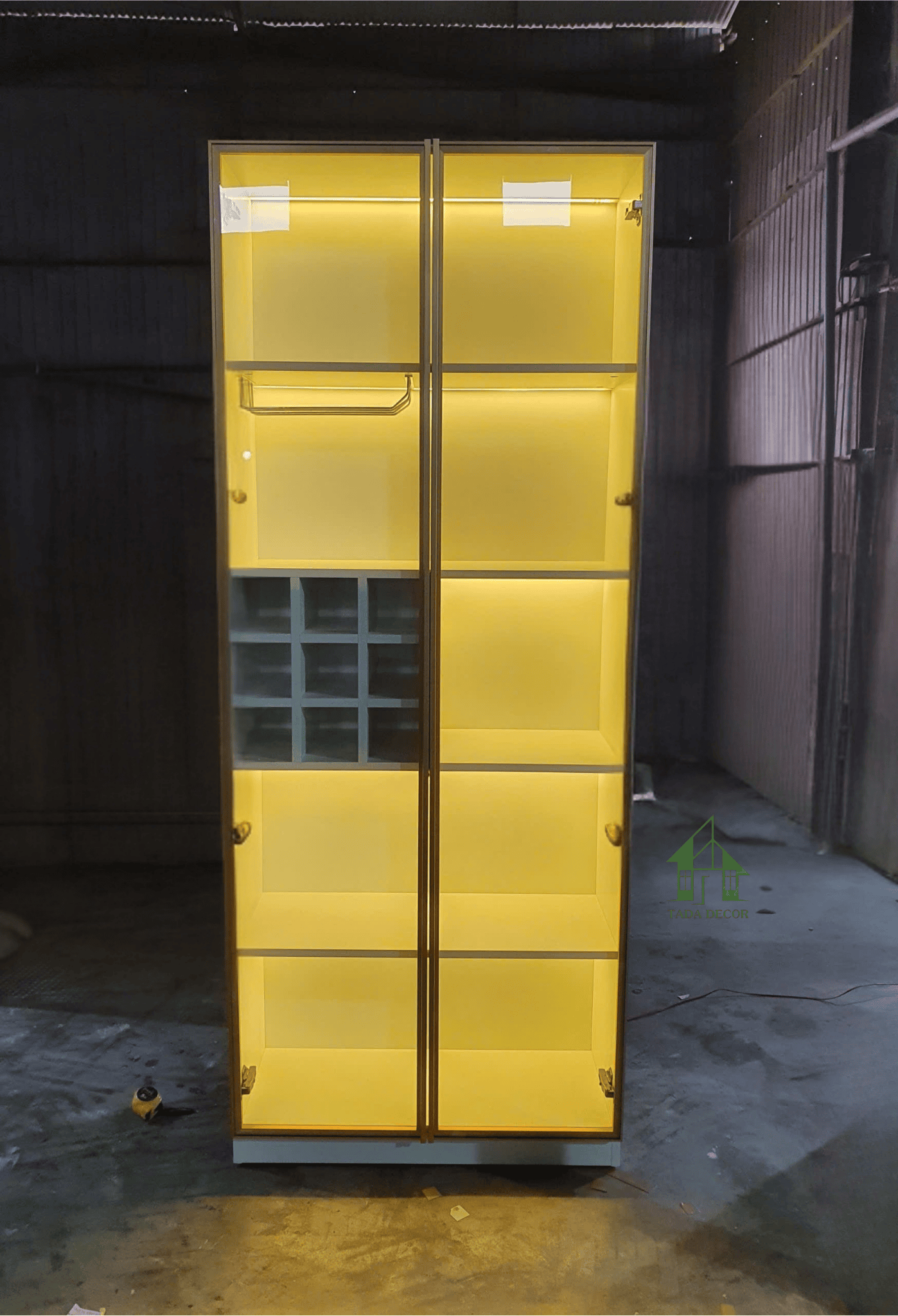 tủ rượu có đèn LED