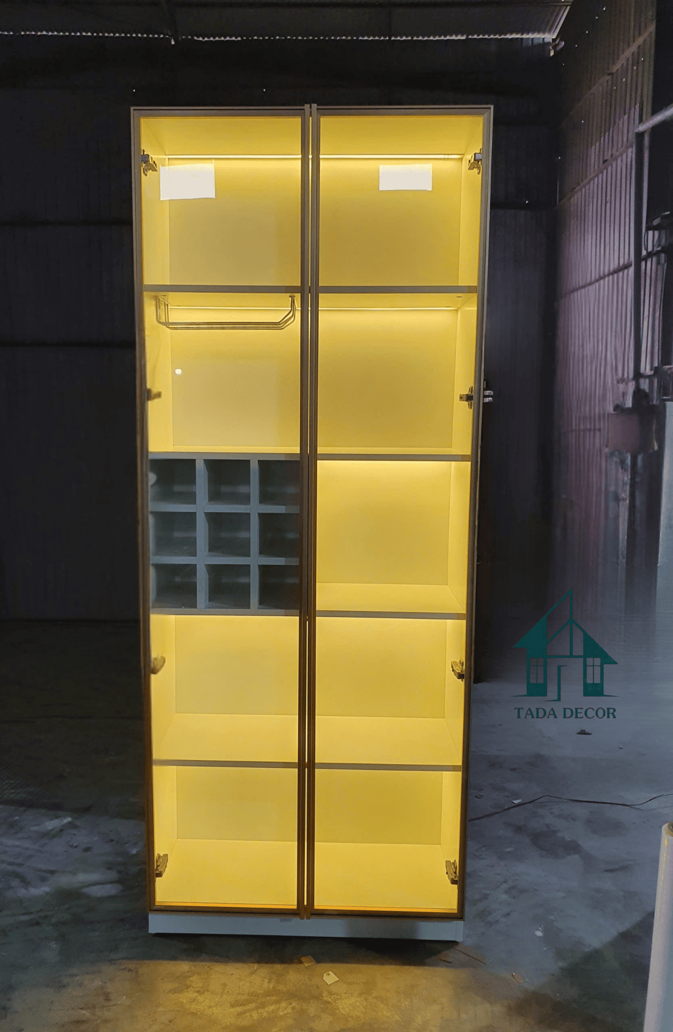 tủ rượu có đèn LED