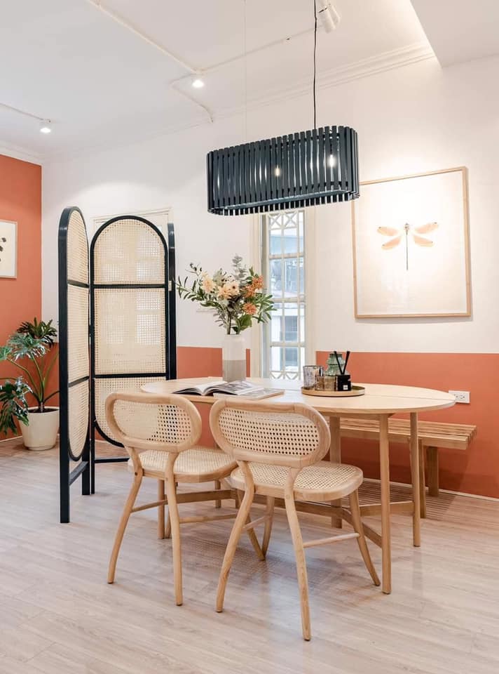 Vách ngăn phòng kết hợp mây mắt cáo giúp thêm điểm nhấn cá tính