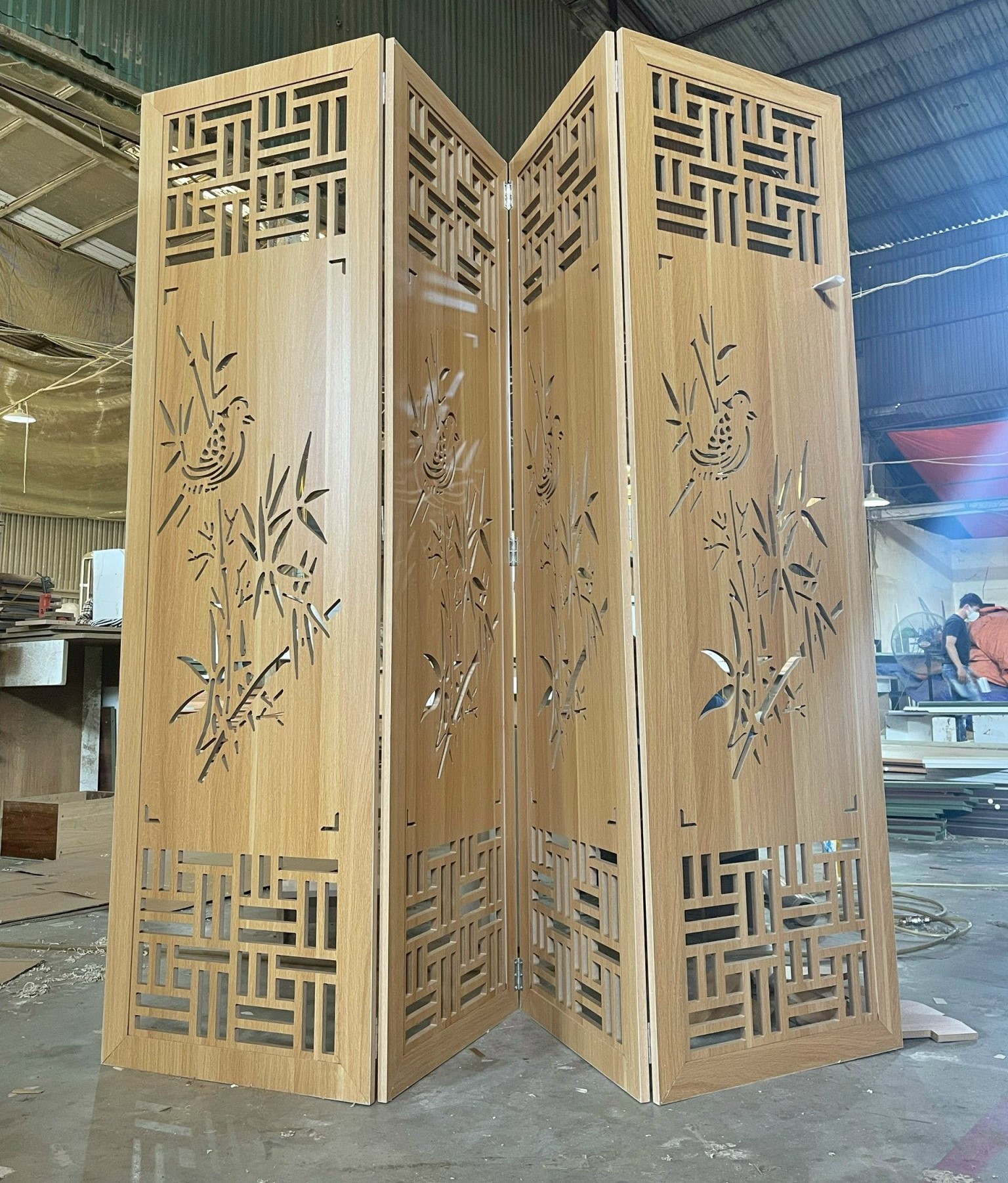 Vách ngăn phòng được ứng dụng rất tinh tế, tạo cảm giác rộng hơn cho phòng khách