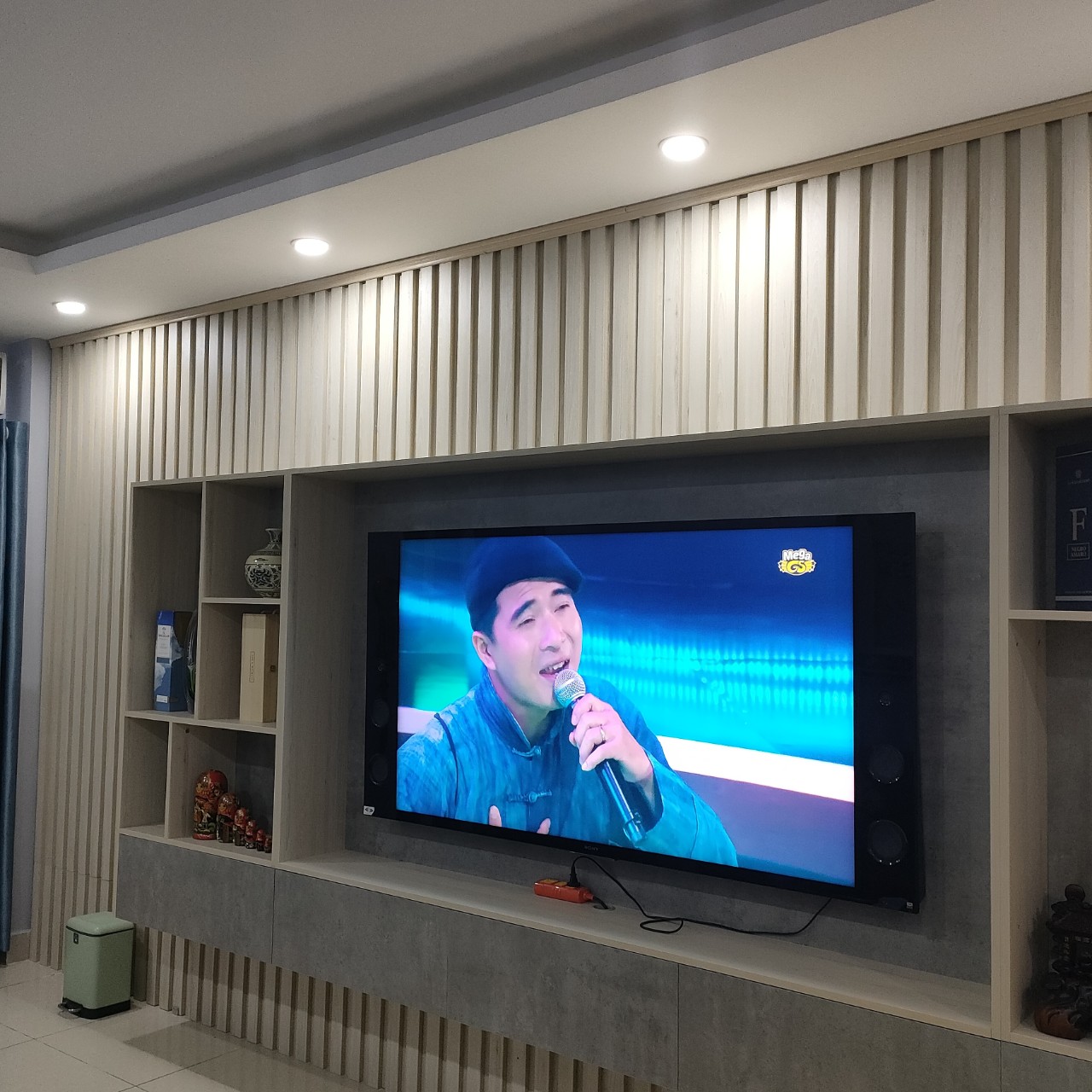 Mảng tường không chỉ là một thành phần trang trí, mà còn là bức tranh lớn tô điểm cho không gian nội thất