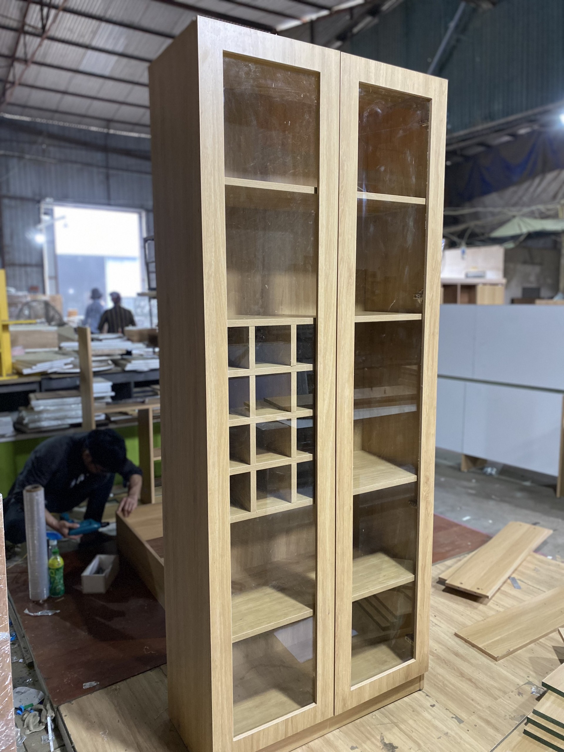 TỦ RƯỢU KẾT HỢP LED KHUNG GỖ CÁNH KÍNH PHÒNG KHÁCH SANG TRỌNG TD16141