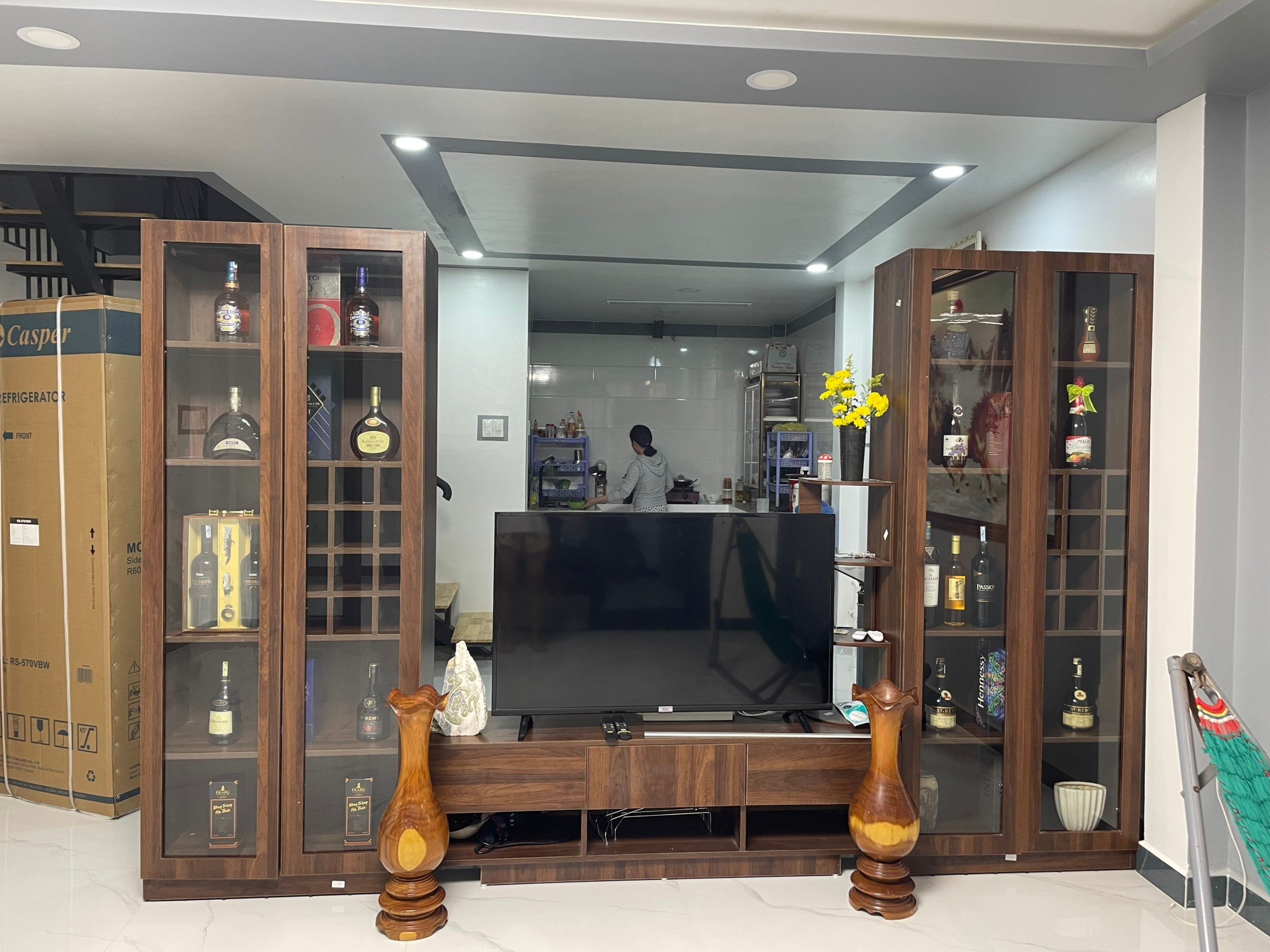 TỦ RƯỢU KẾT HỢP LED KHUNG GỖ CÁNH KÍNH PHÒNG KHÁCH SANG TRỌNG TD16141