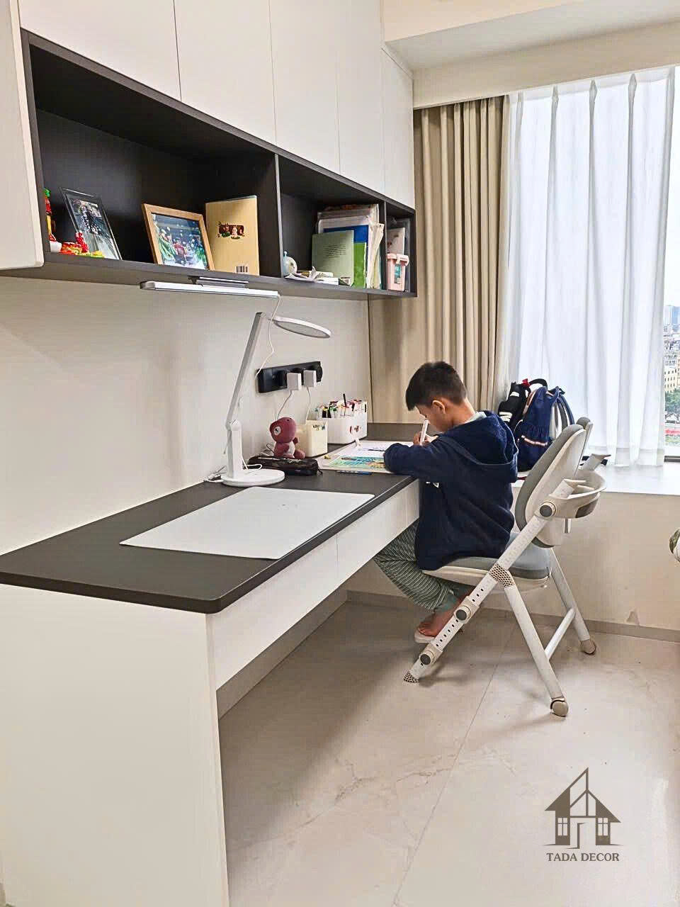 Bàn học thông minh cạnh cửa sổ giúp bé tập trung và tận dụng ánh sáng tự nhiên