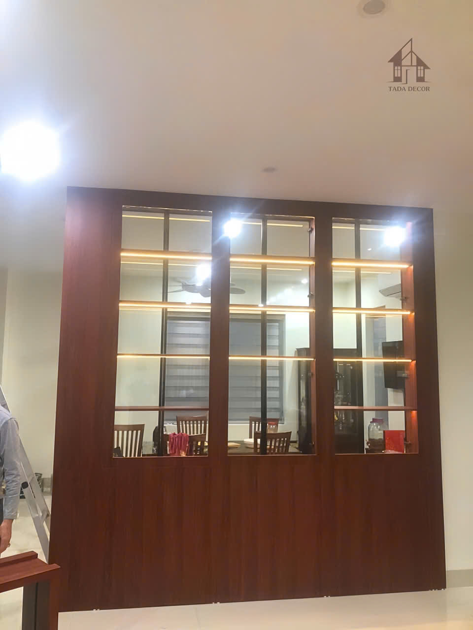 tủ rượu vang phòng khách chia khoang trưng bày sang trọng