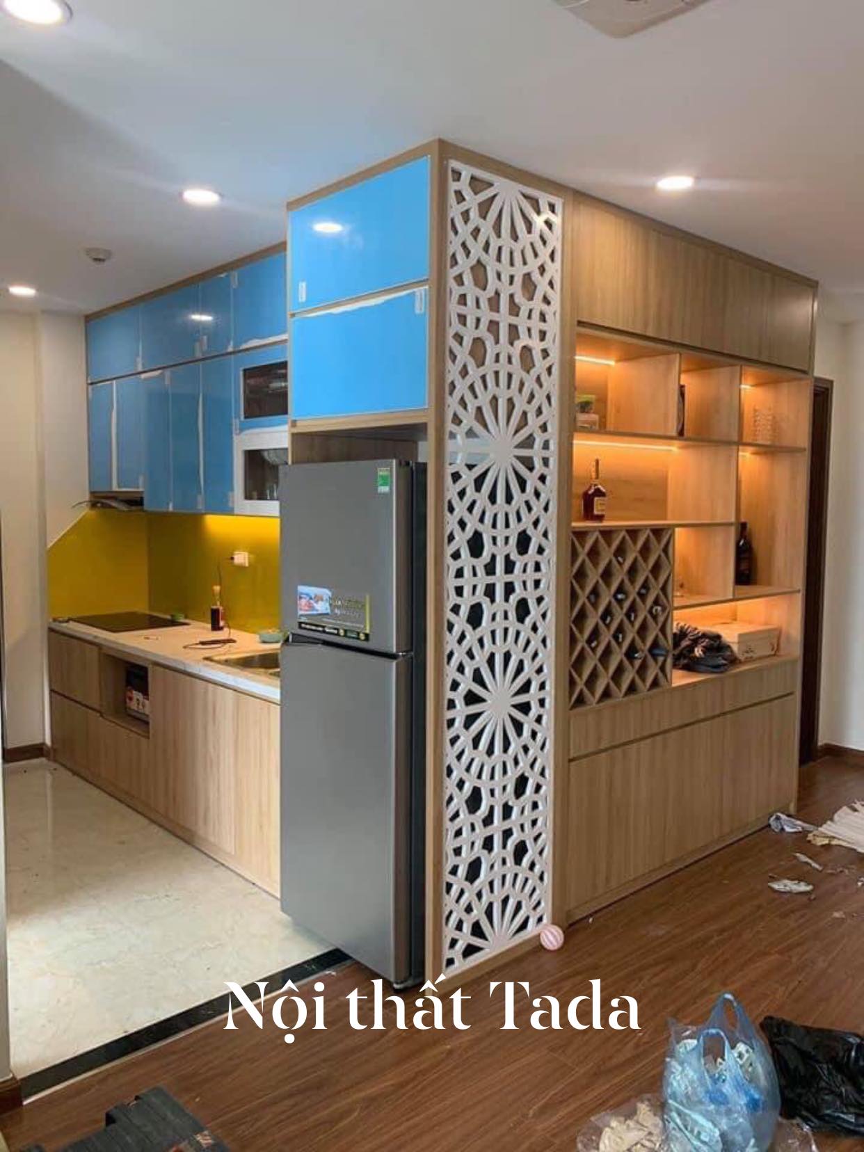TỦ BẾP CHỮ I LIỀN KỆ RƯỢU KẾT HỢP VÁCH CNC MÀU VÂN SỒI NHÀ CHỊ HƯƠNG - ICID DƯƠNG NỘI, HÀ ĐÔNG